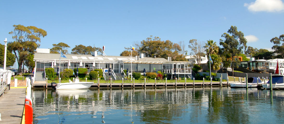 Metung Hotel on the waterfront of Bancroft Bay